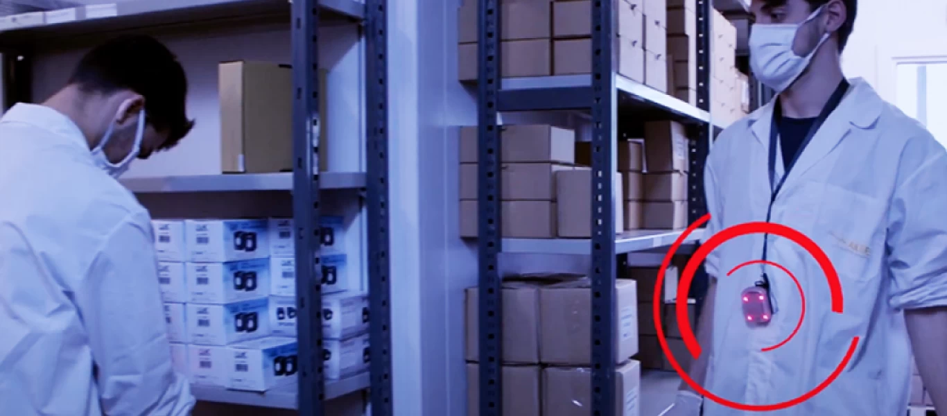 Γαλλία: Εργοδότες φορούν στους εργαζόμενους «κολάρα» αποστάσεων! (βίντεο)